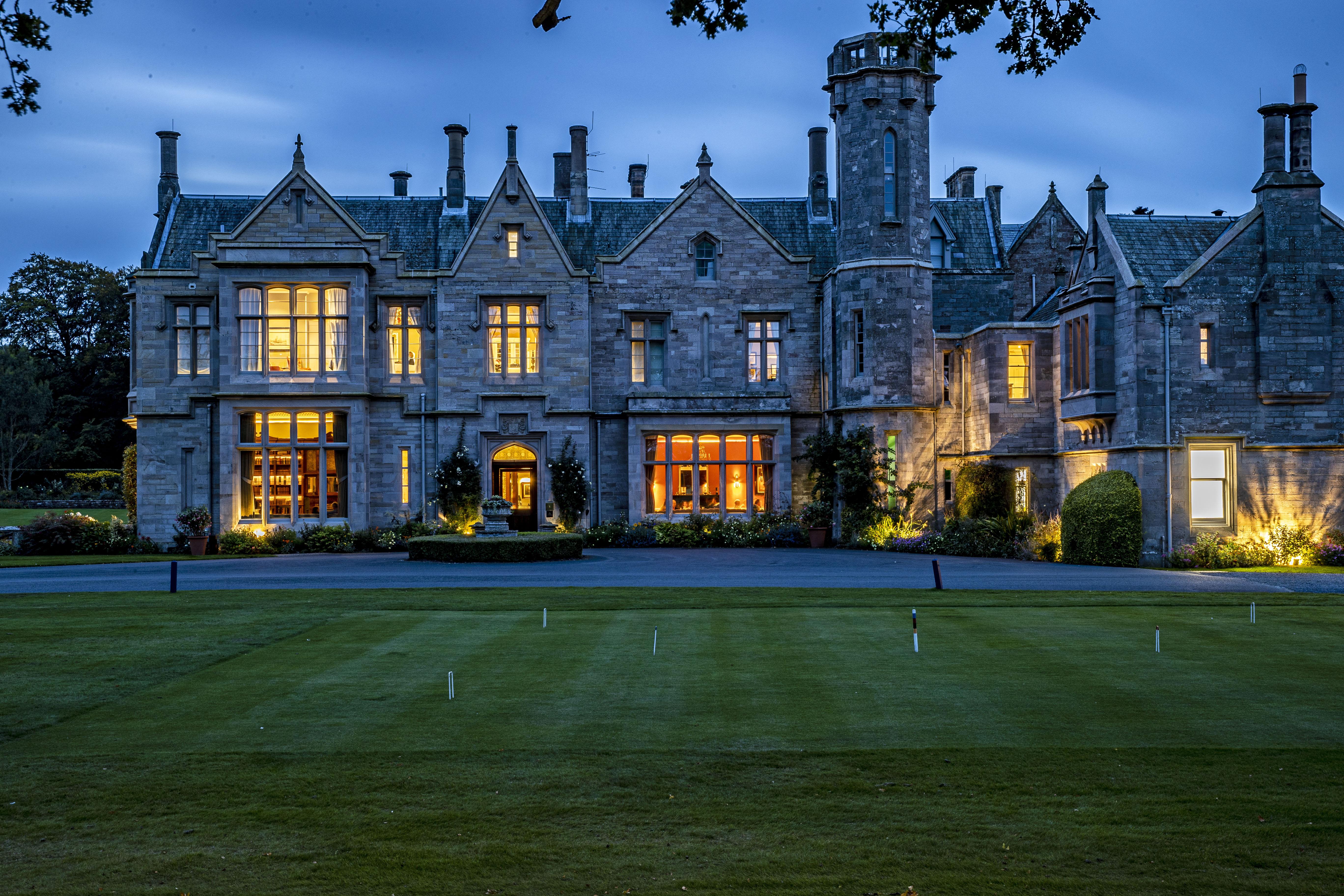 Schloss Roxburghe, Part Of Destination By Hyatt 외부 사진 The main house at night