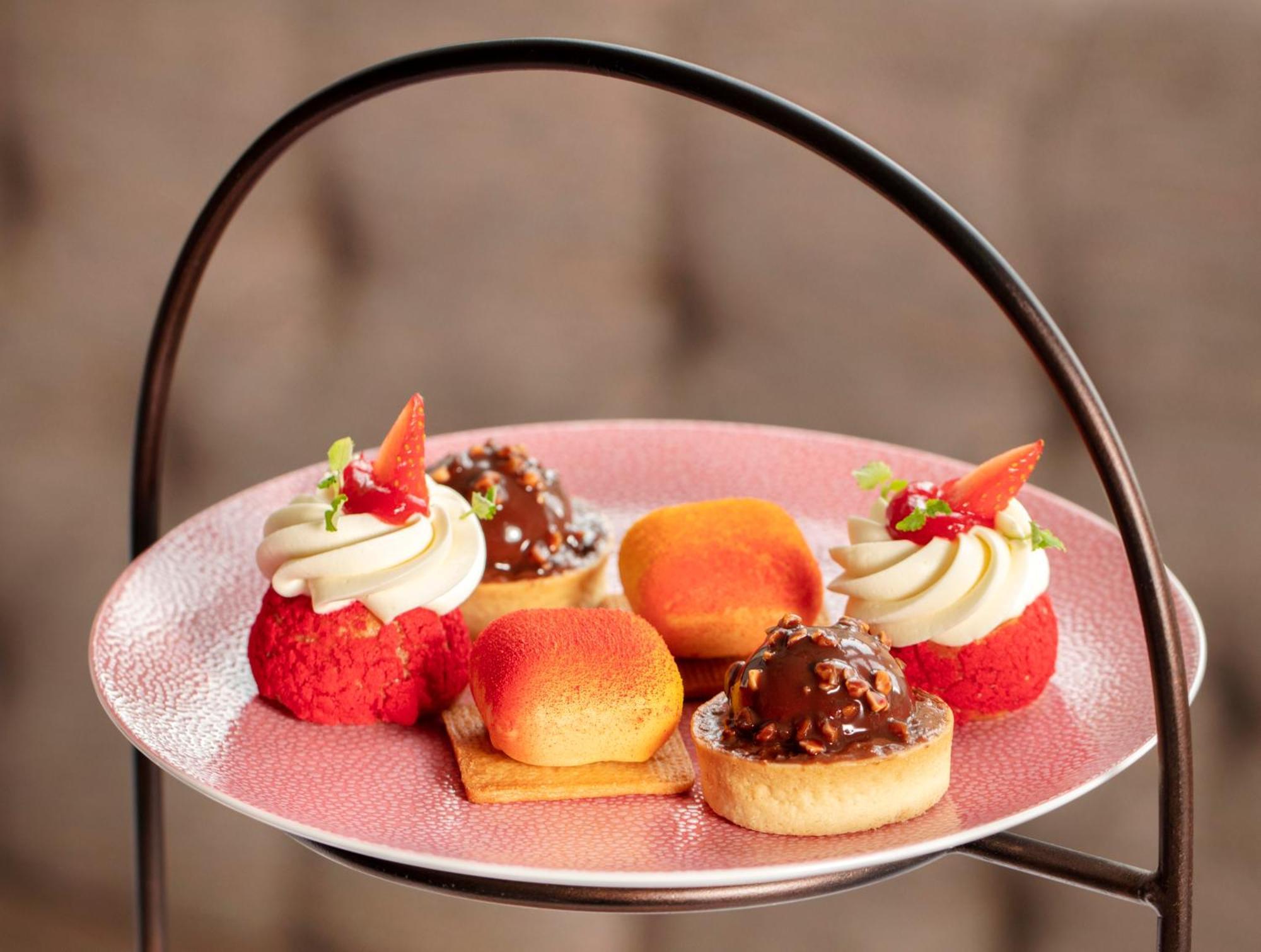 Schloss Roxburghe, Part Of Destination By Hyatt 외부 사진 A selection of petits fours
