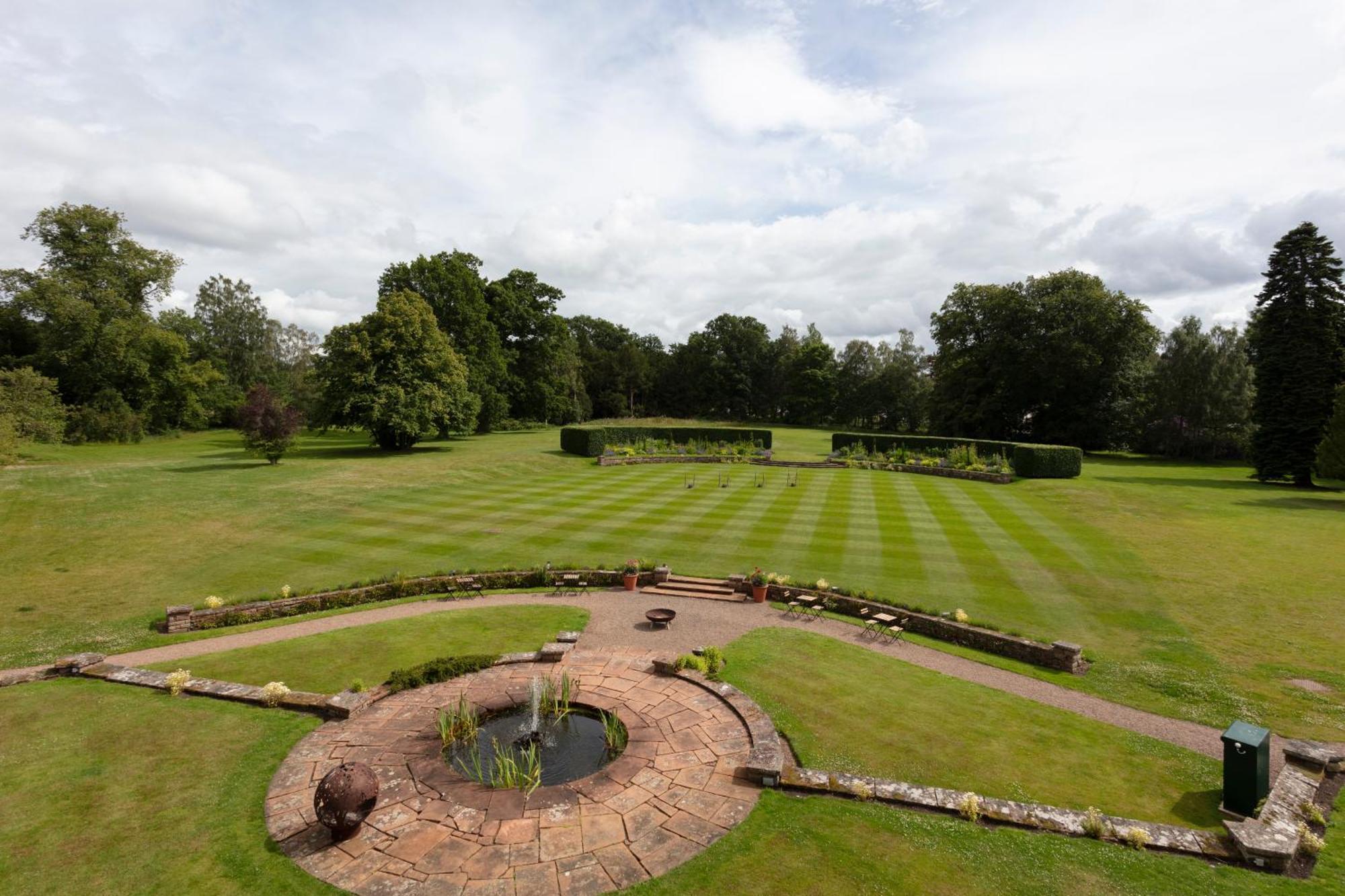 Schloss Roxburghe, Part Of Destination By Hyatt 외부 사진 The gardens at the centre