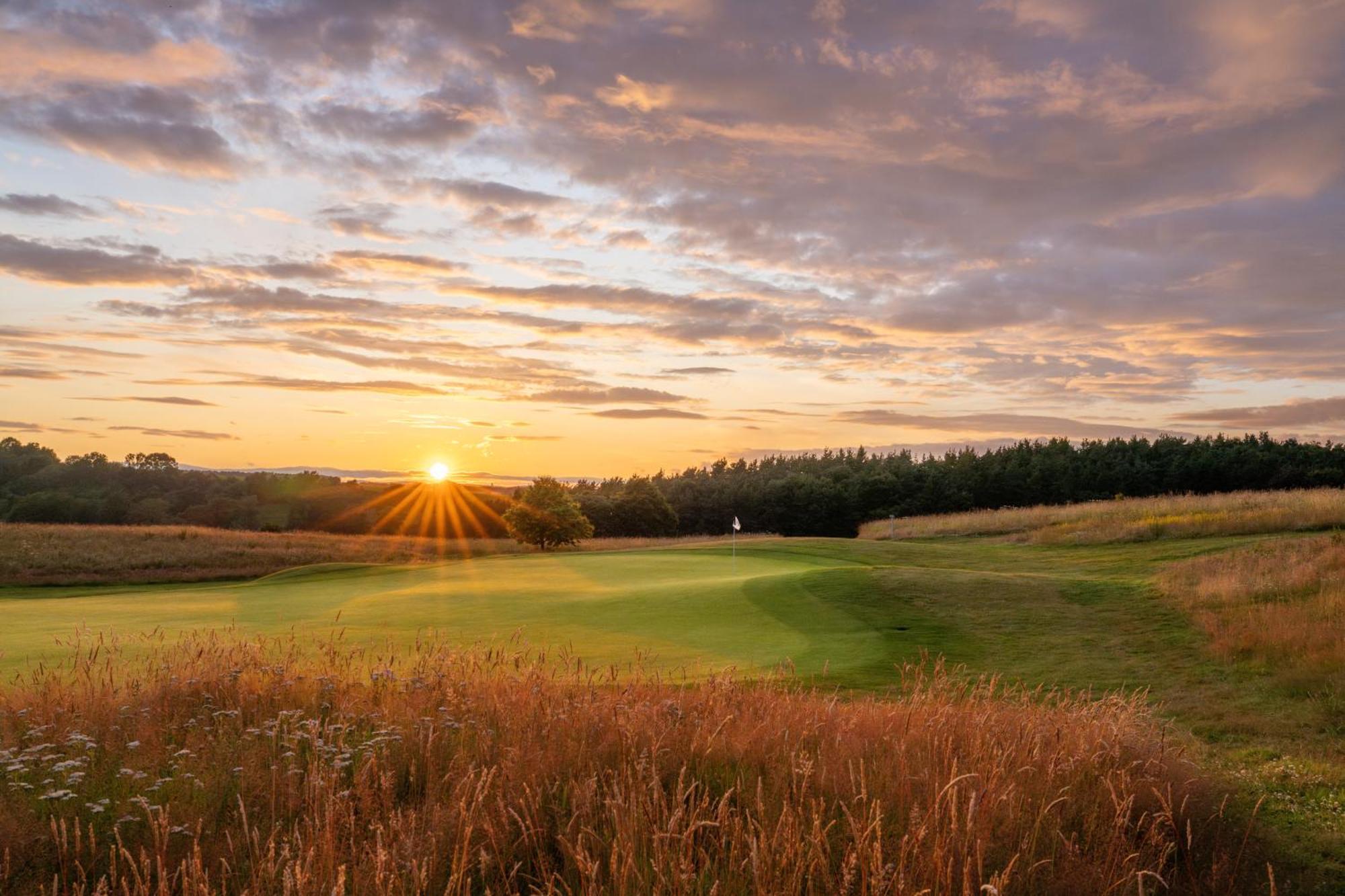 Schloss Roxburghe, Part Of Destination By Hyatt 외부 사진 Sunset over the fields of the town
