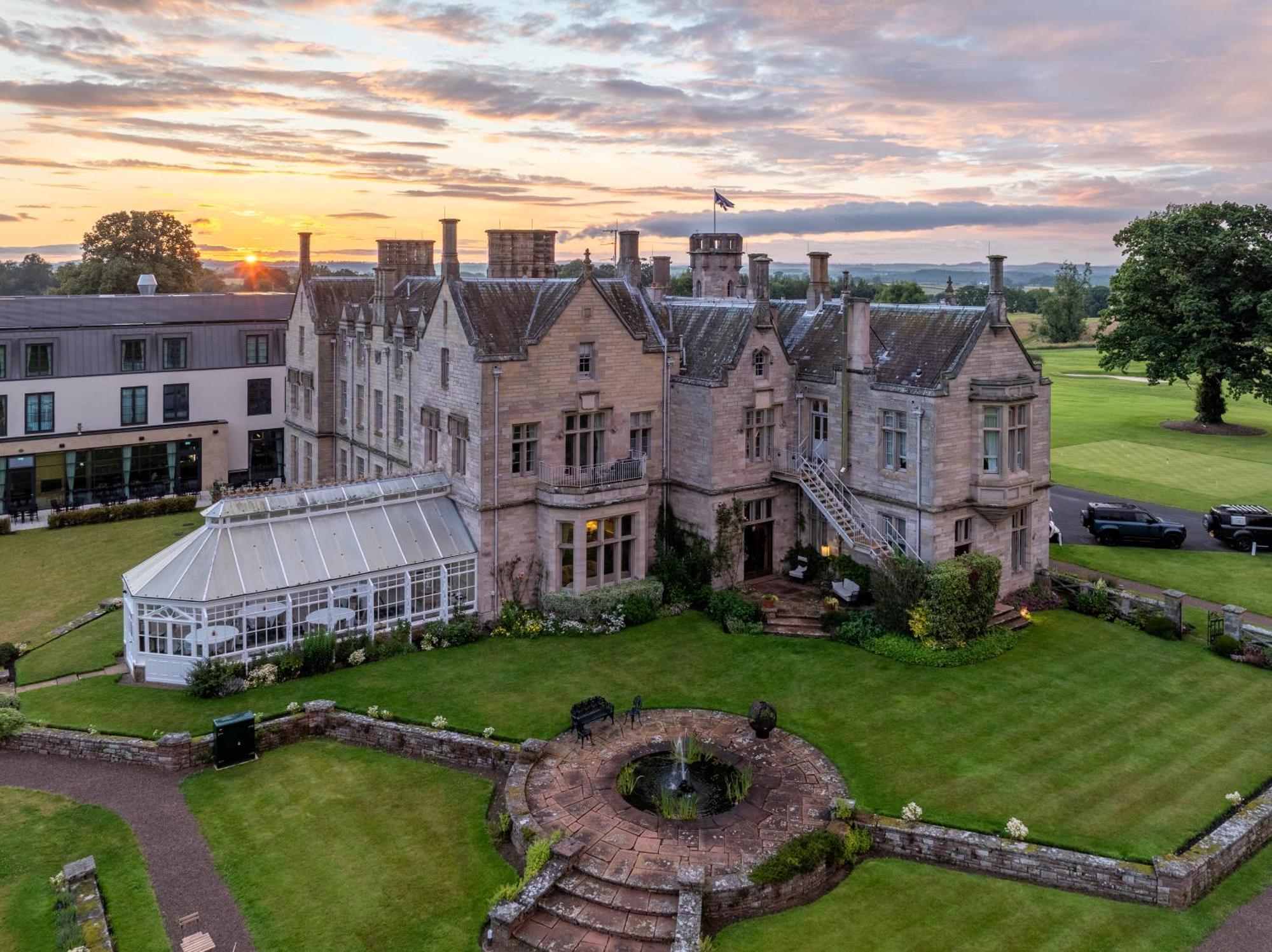 Schloss Roxburghe, Part Of Destination By Hyatt 외부 사진 The hotel at sunset