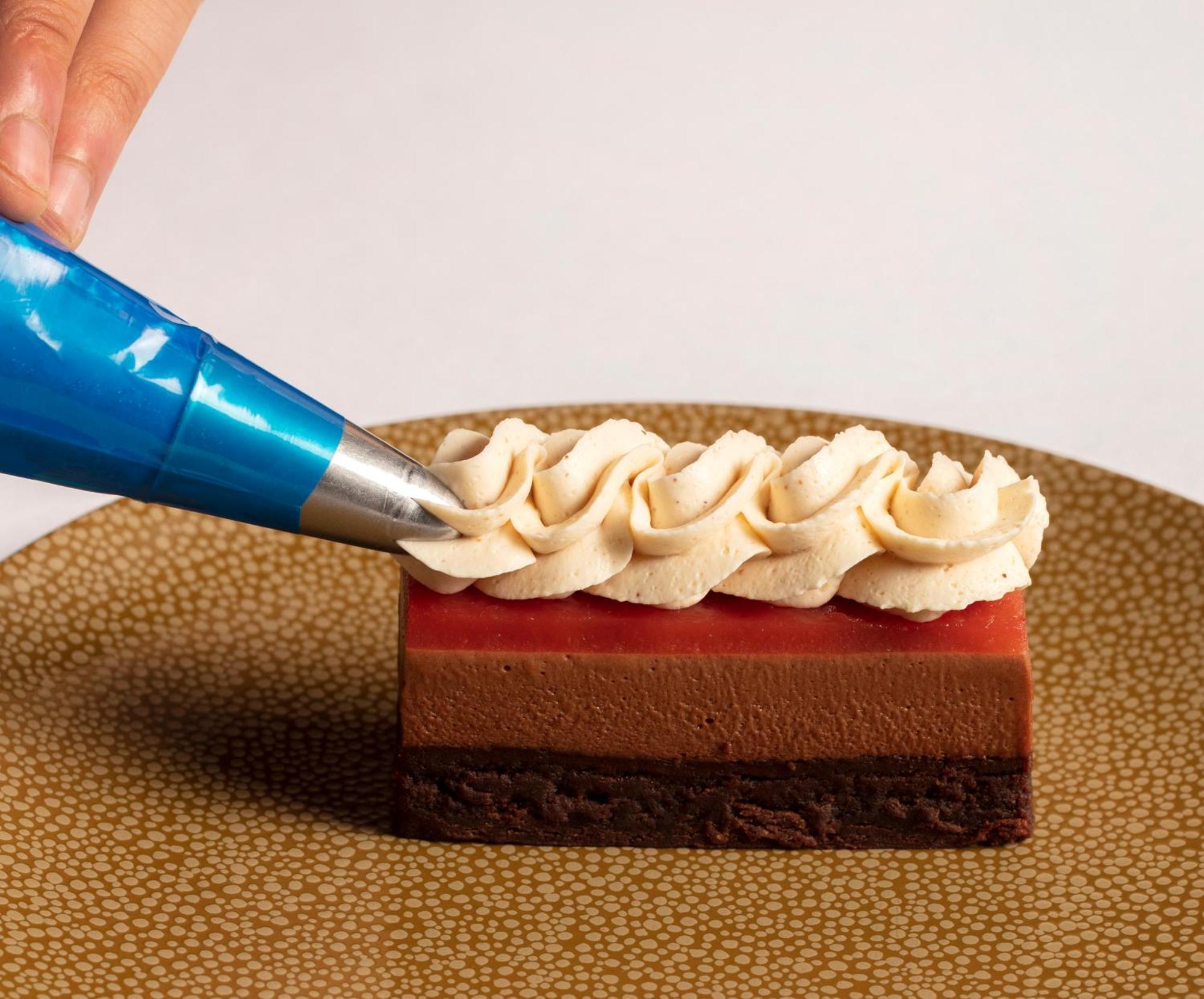 Schloss Roxburghe, Part Of Destination By Hyatt 외부 사진 A pastry chef icing a dessert