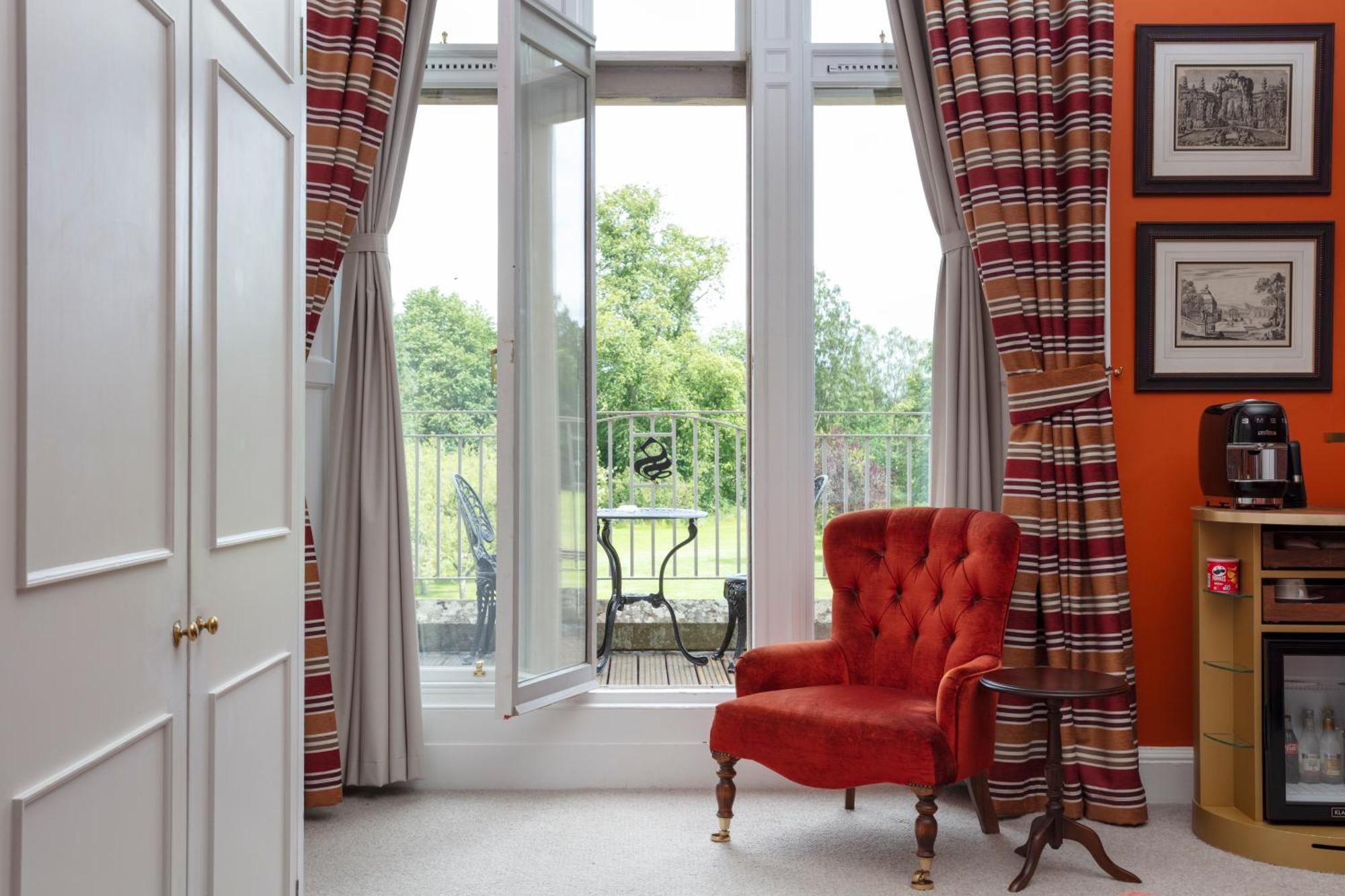 Schloss Roxburghe, Part Of Destination By Hyatt 외부 사진 A window with a window seat