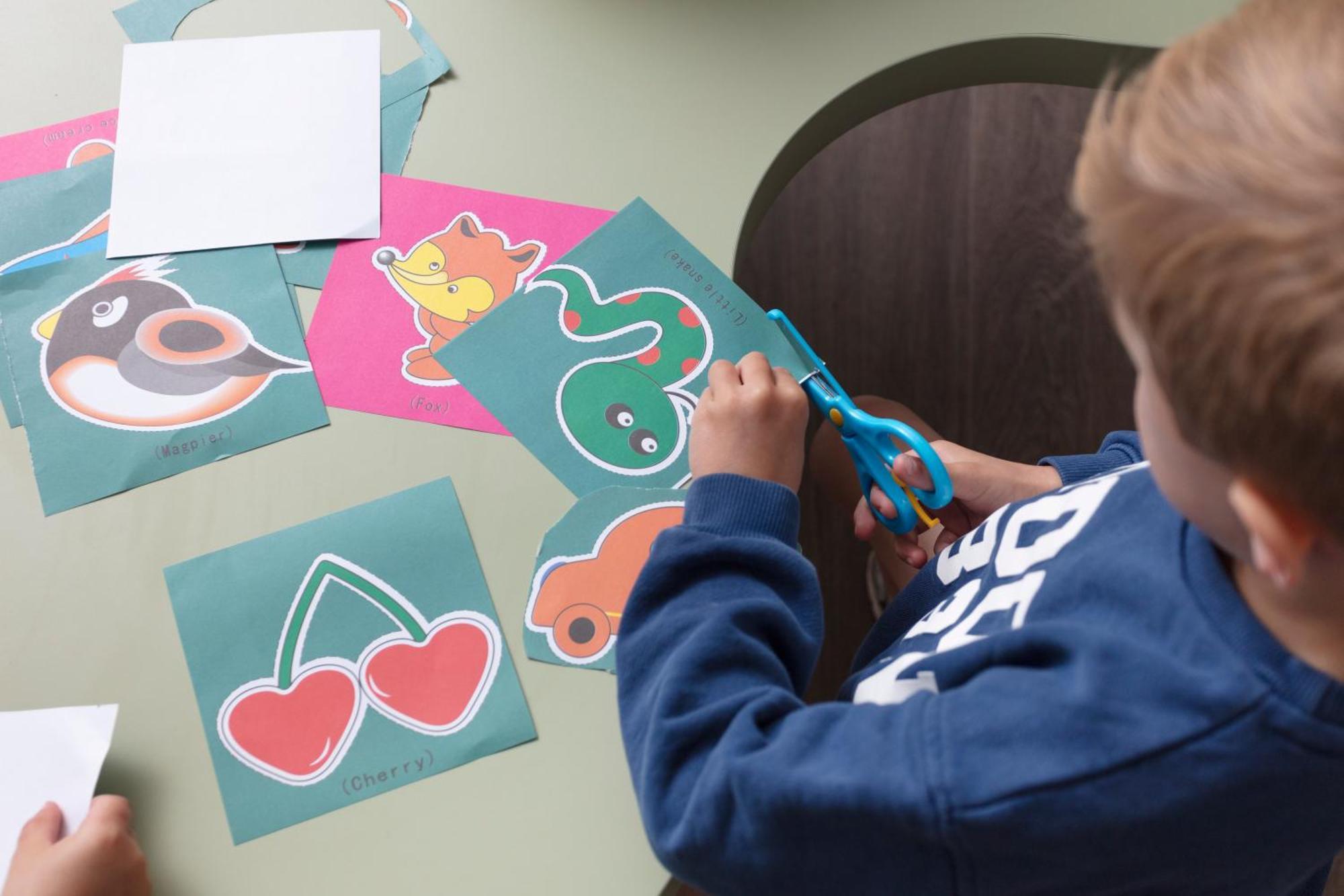 Schloss Roxburghe, Part Of Destination By Hyatt 외부 사진 Child using scissors